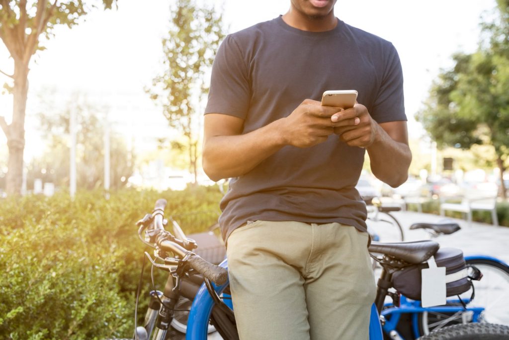 Person som spiller på mobilen mens han venter